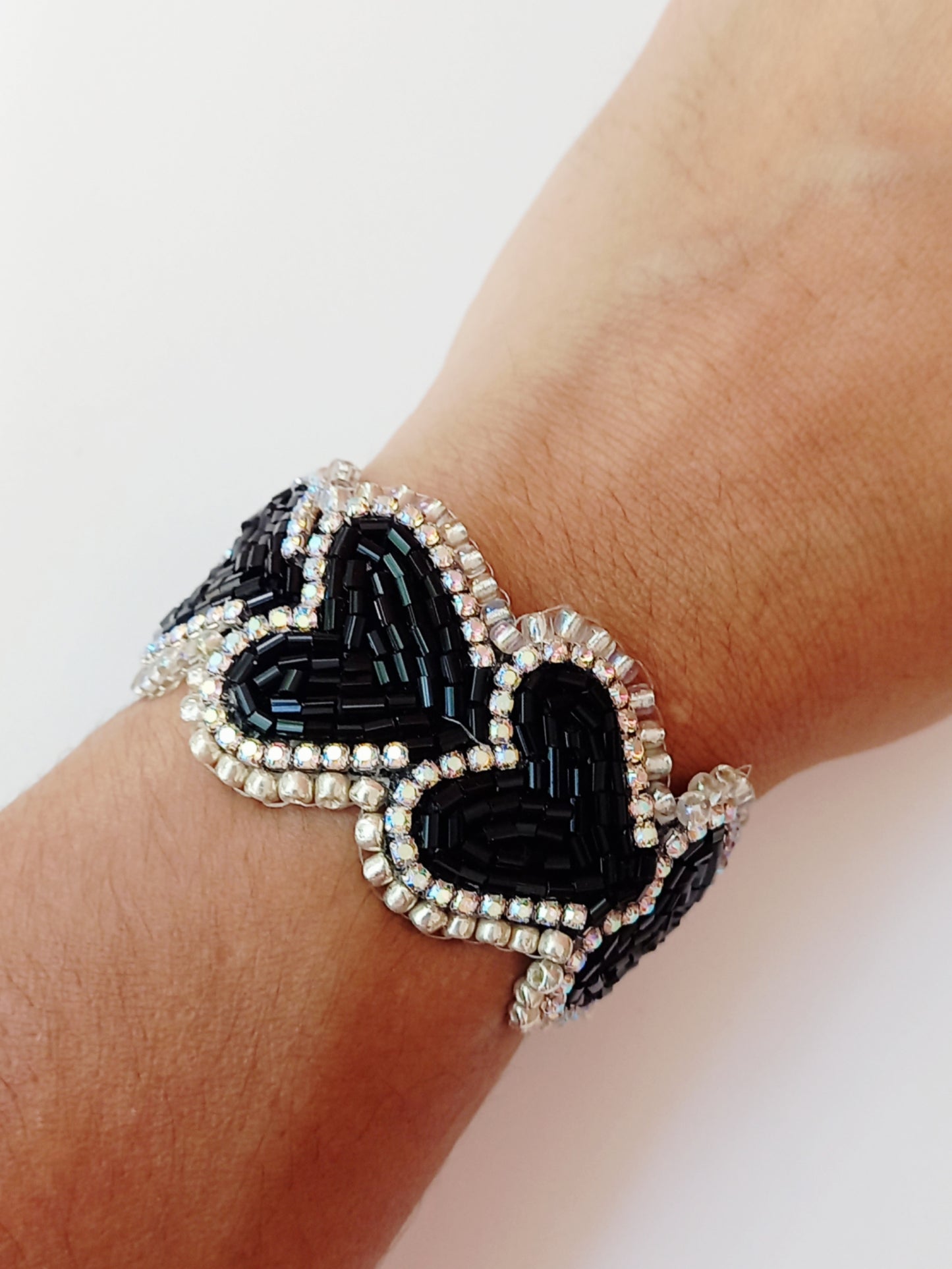 Preciosa pulsera de mini corazones