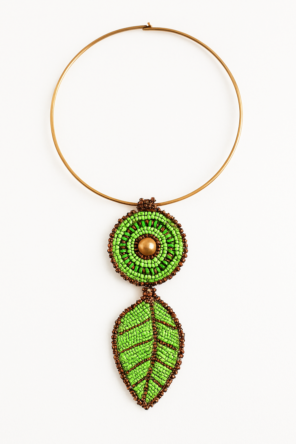 Collar de hojas verdes