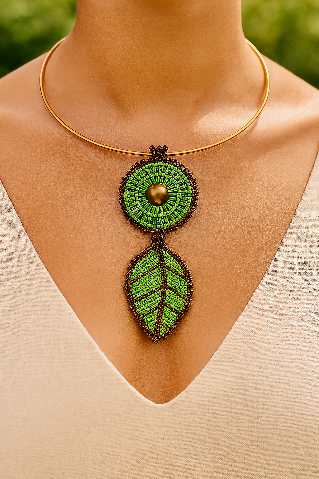 Collar de hojas verdes