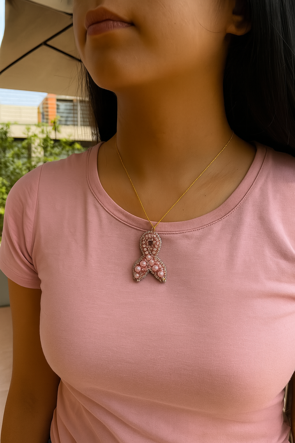 Collar con colgante de lazo rosa.