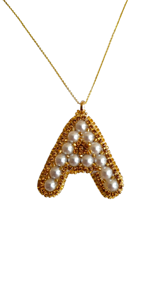 Collar con colgante de inicial personalizada "A" de Pearls.