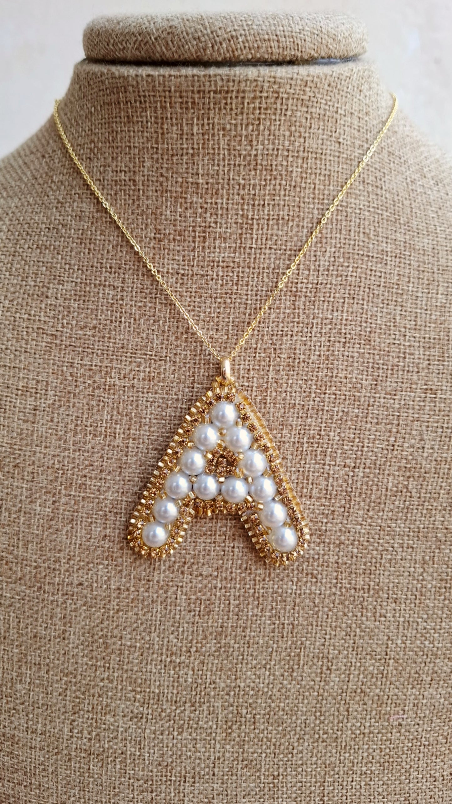 Juego de joyas personalizado con iniciales "A" de Pearls.