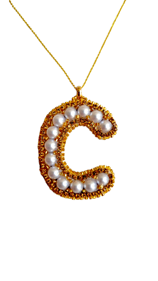 Collar con colgante de inicial personalizada "C" de Pearls