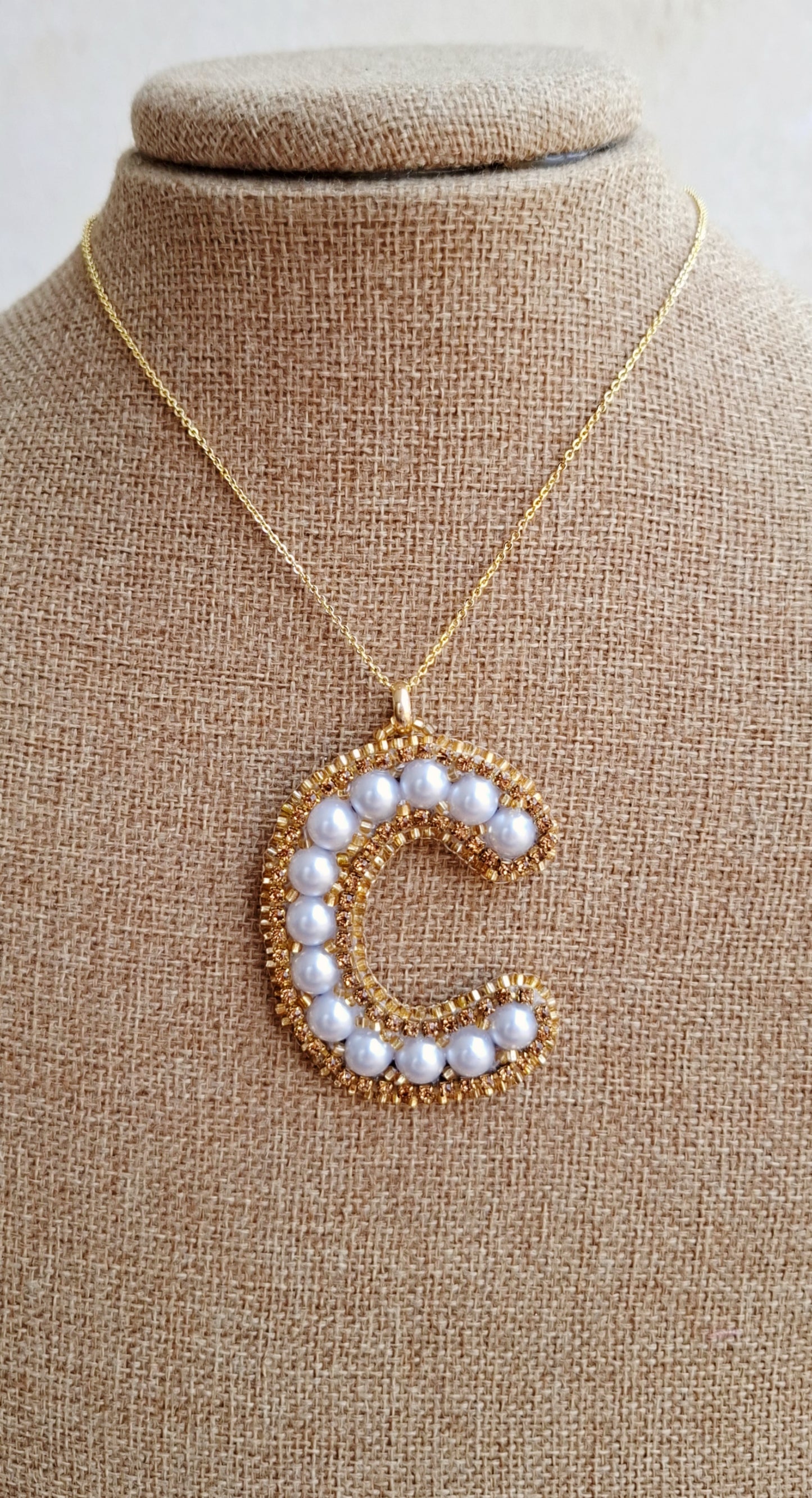 Juego de joyas personalizadas con inicial "C" de Pearls.