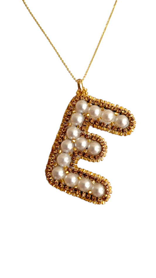 Collar con colgante de inicial personalizada "E" de Pearls.