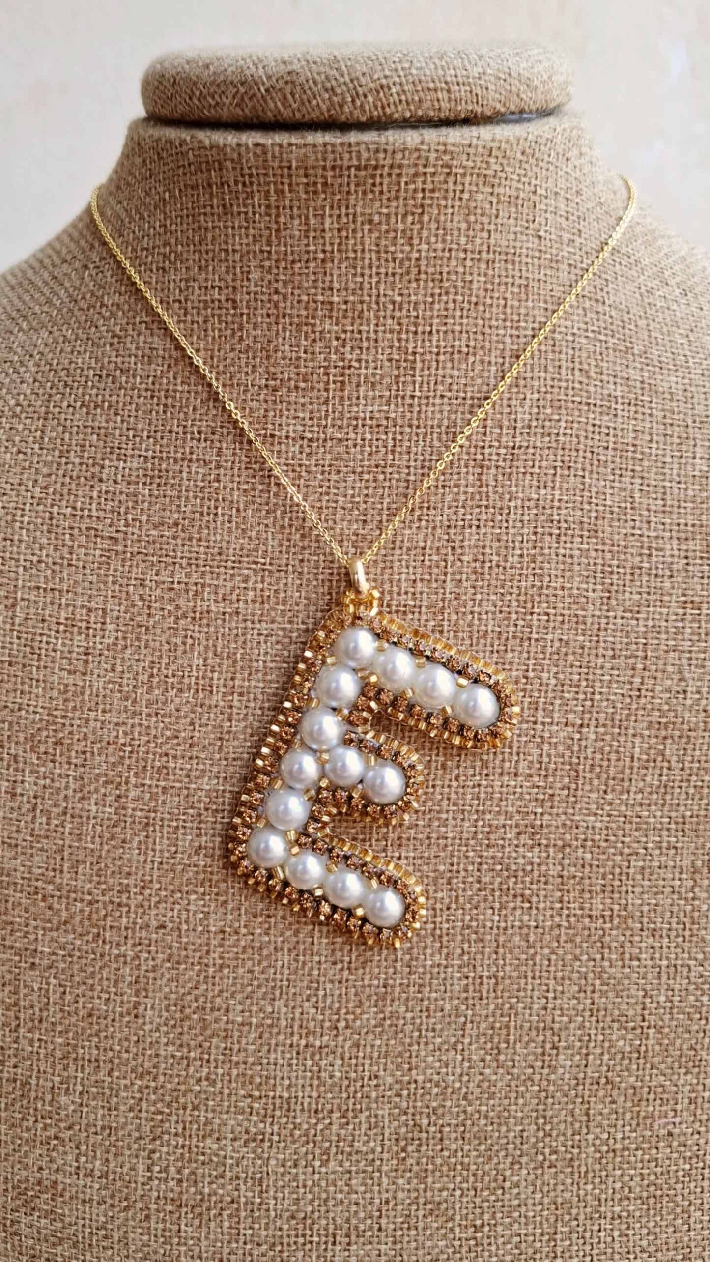 Juego de joyas personalizado con inicial "E" de Perlas