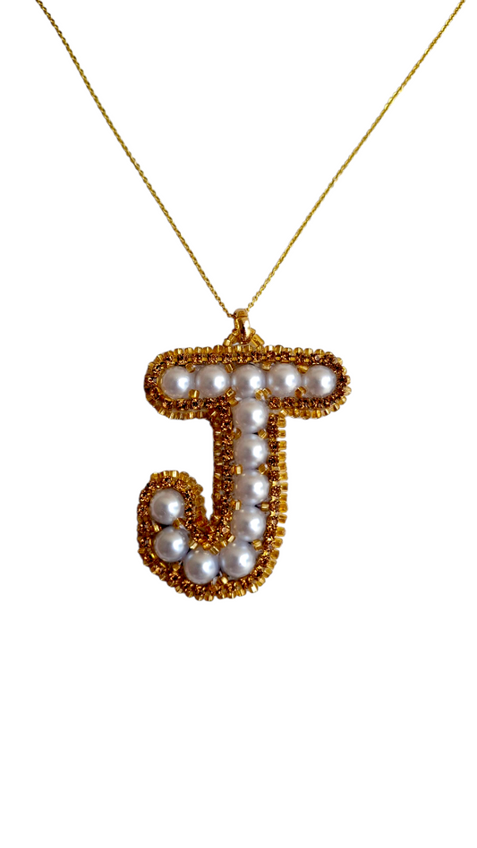 Collar con colgante de perlas "J" personalizado con inicial.