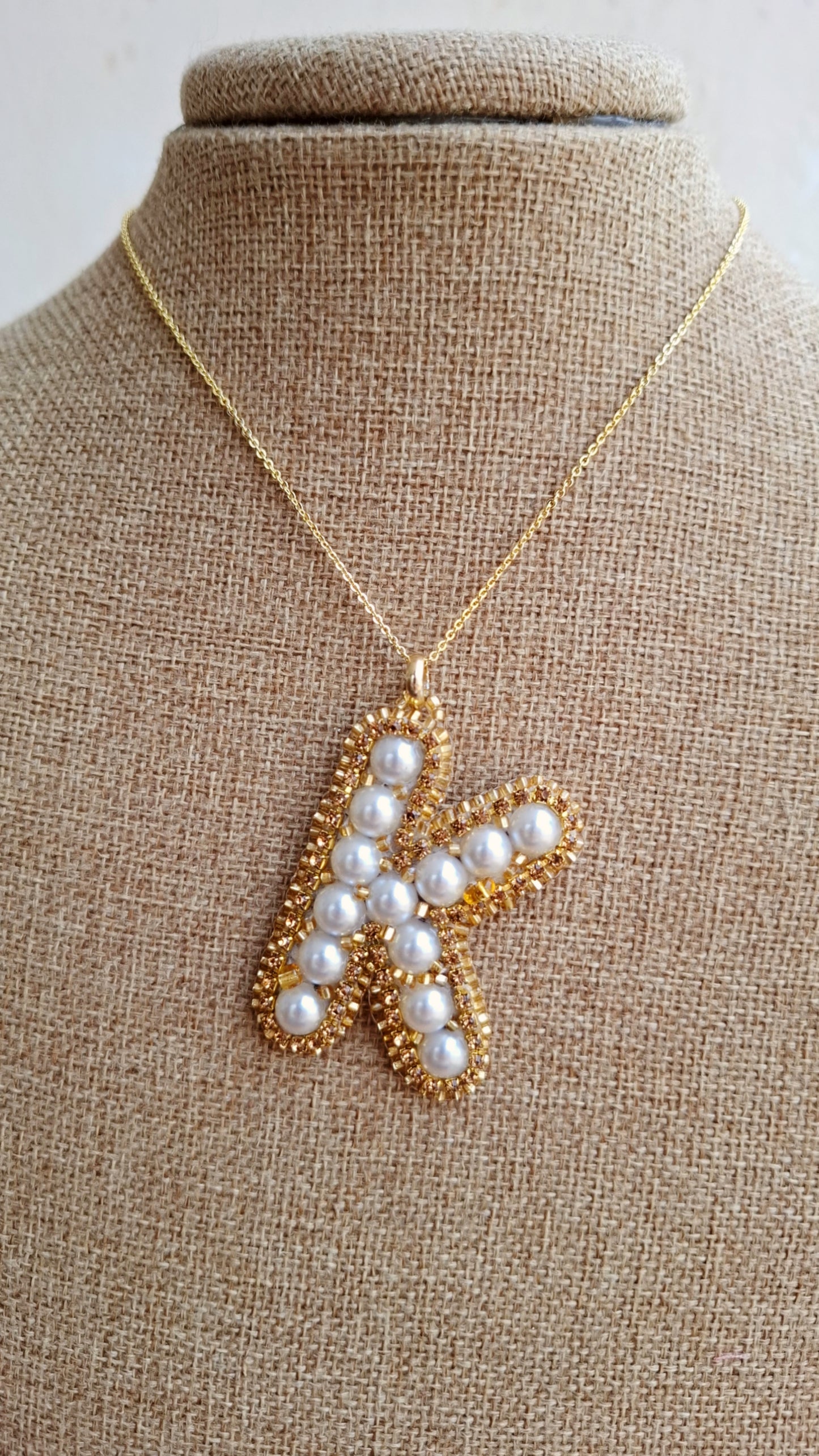 Collar con colgante de inicial "K" personalizado con perlas