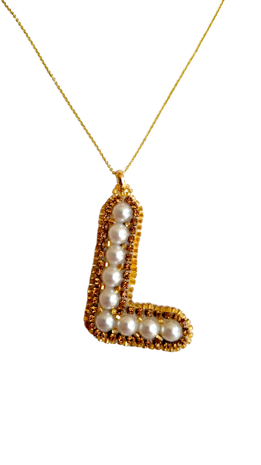 Collar con colgante de inicial personalizada "L" de Pearls.
