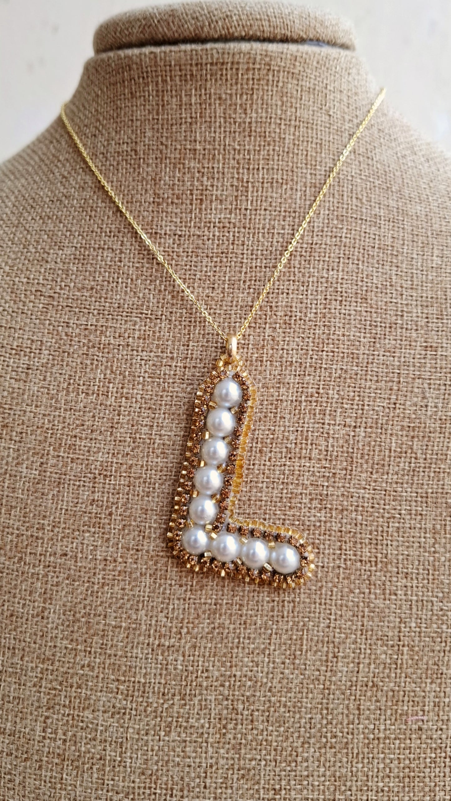Juego de joyas personalizadas con inicial "L" de Pearls.