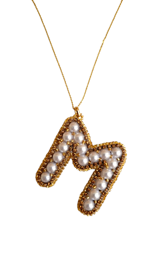 Collar con colgante de inicial personalizada "M" de Pearls.