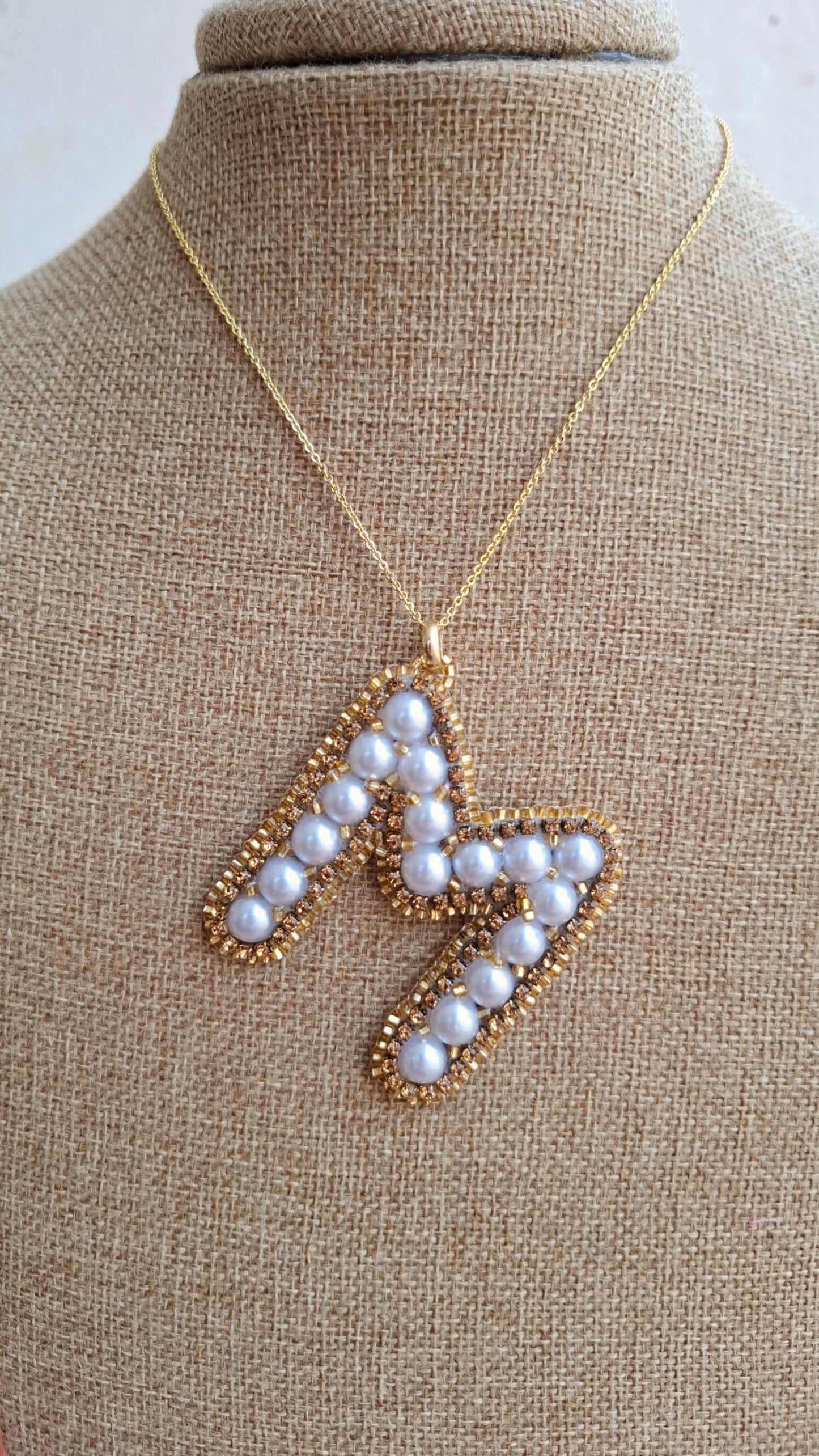 Collar con colgante de inicial personalizada "M" de Pearls.
