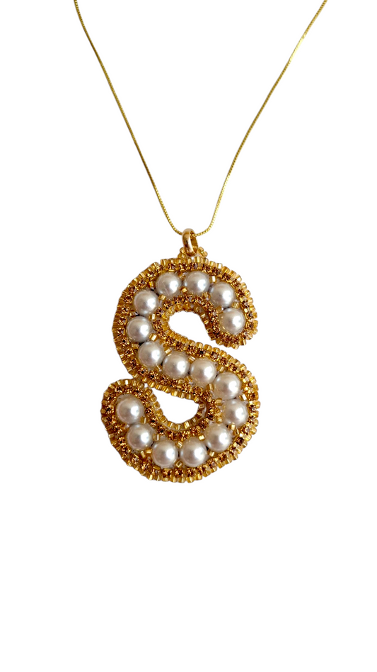 Collar con colgante de inicial personalizada "S" de Pearls.