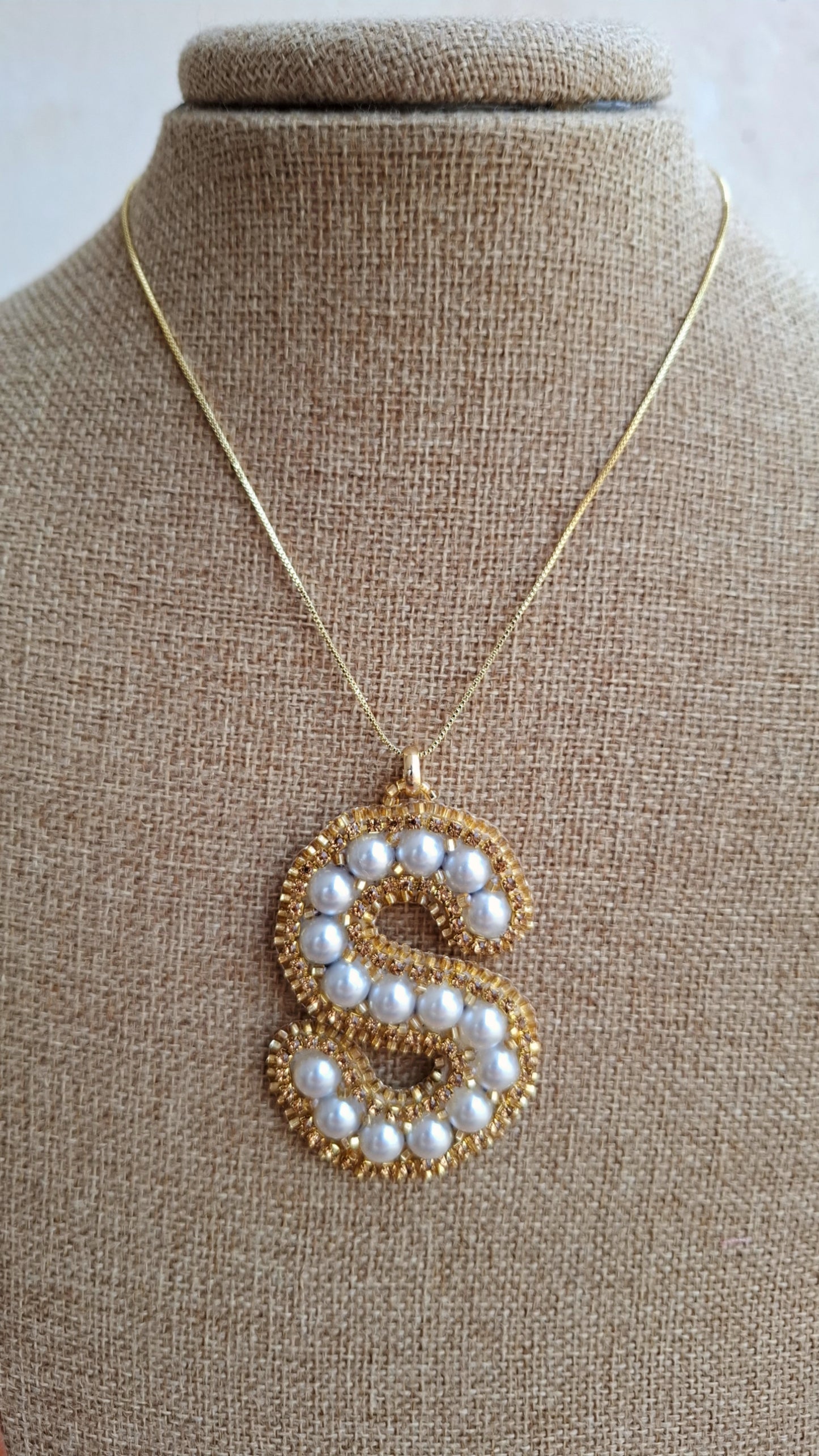 Collar con colgante de inicial personalizada "S" de Pearls.