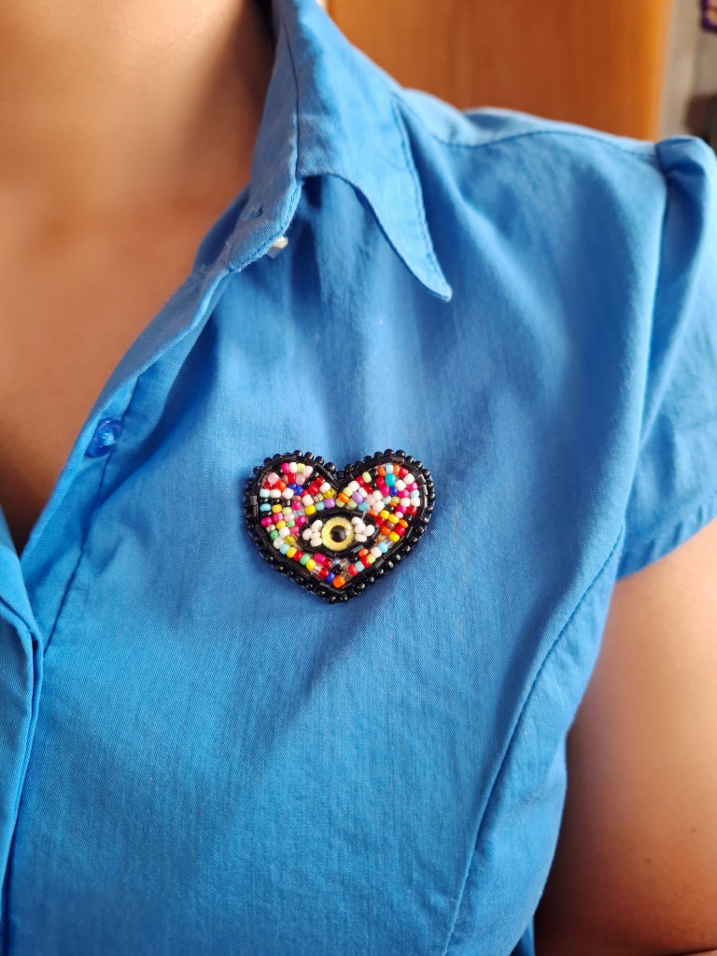 Broche de corazón con ojo