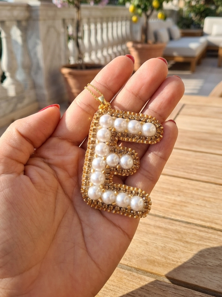 Collar con colgante de inicial personalizada "E" de Pearls.