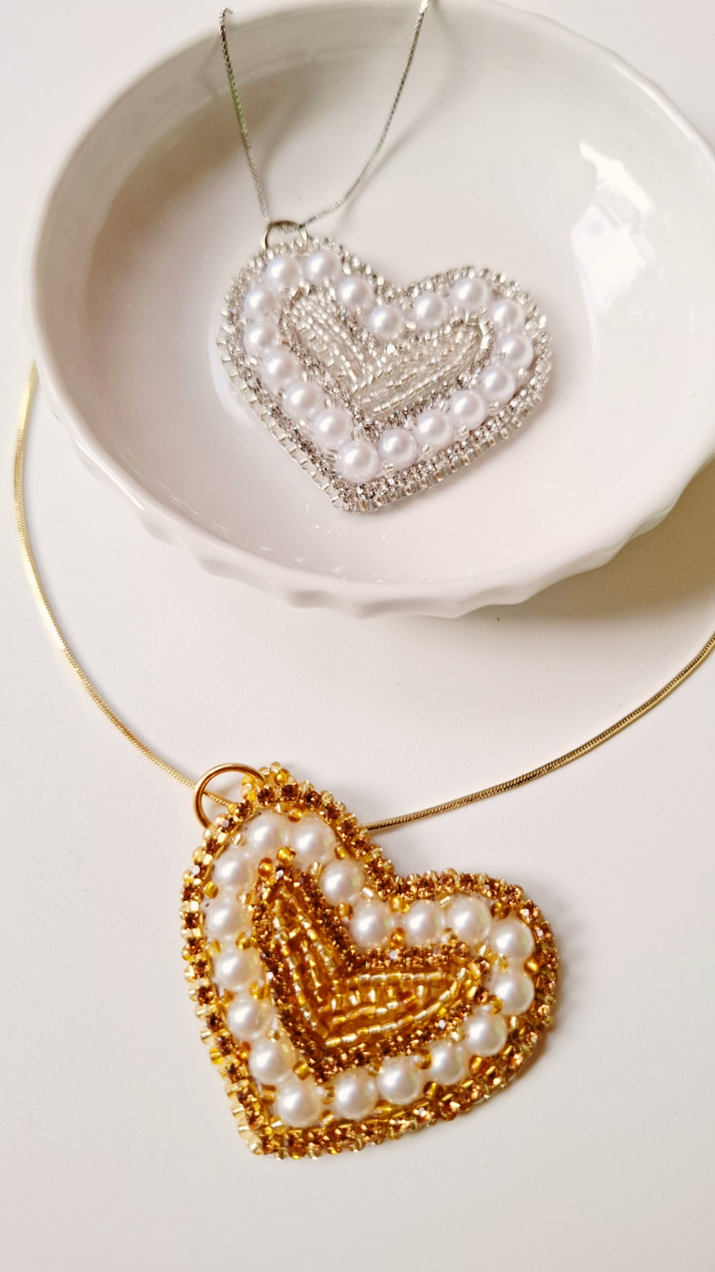Collar con colgante de corazón de Angela