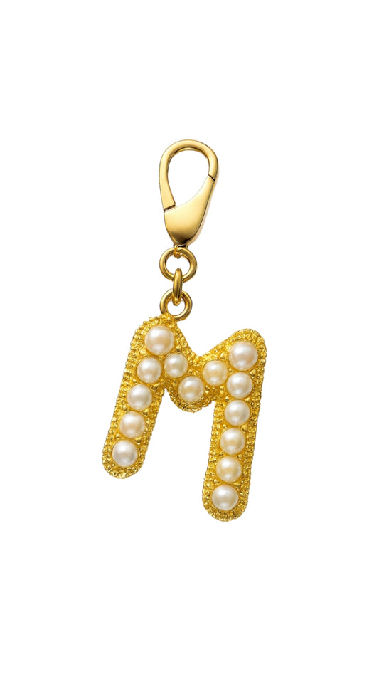 Abalorio para bolso personalizado con inicial "M" de Pearls.