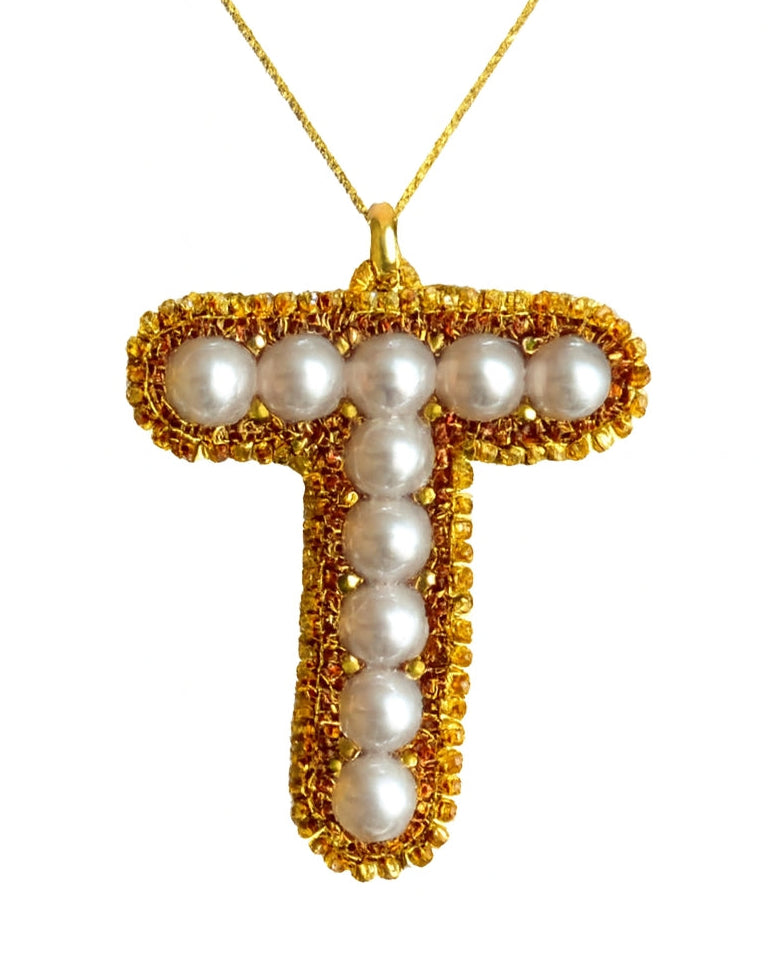 Collar con colgante personalizado de perlas con la inicial "T".