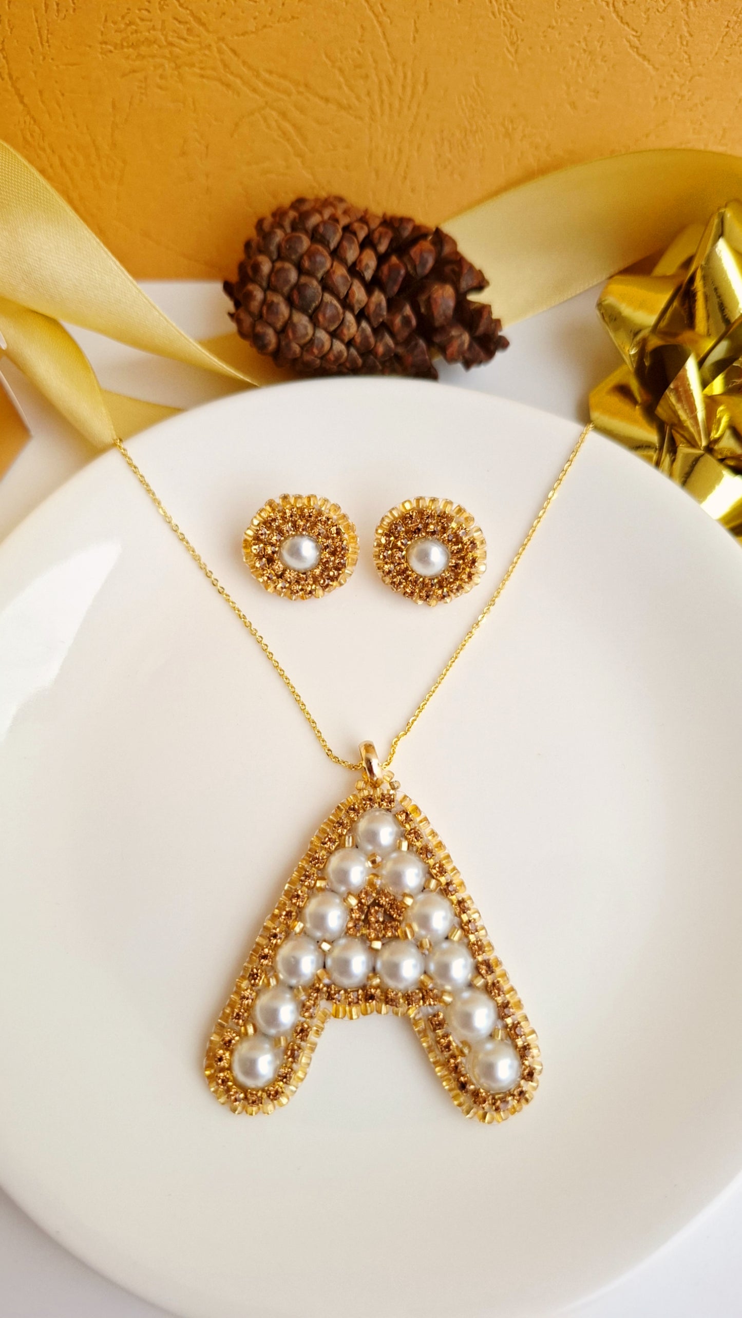 Juego de joyas personalizado con iniciales "A" de Pearls.