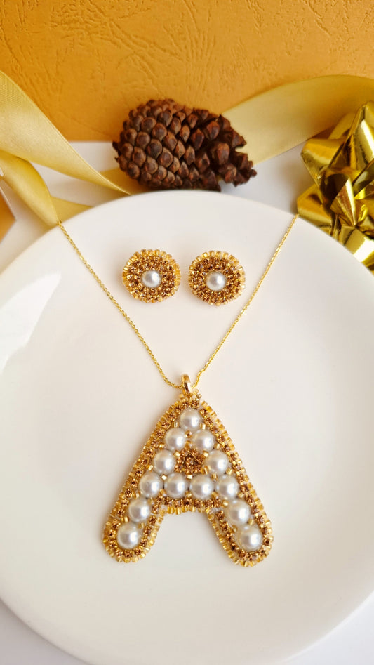 Juego de joyas personalizado con iniciales "A" de Pearls.