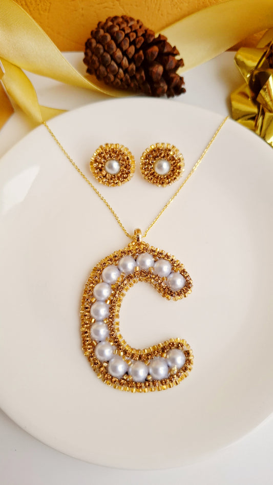 Juego de joyas personalizadas con inicial "C" de Pearls.