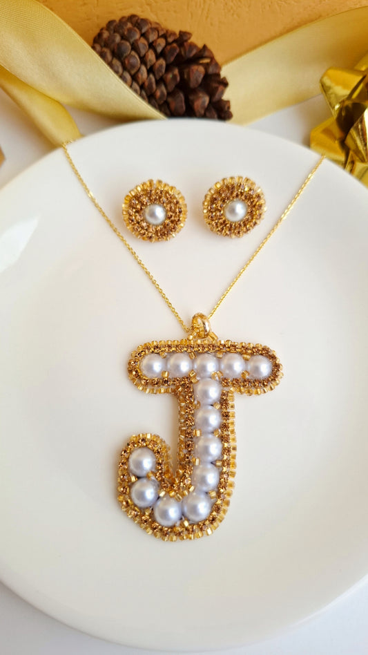 Juego de joyas personalizado con inicial "J" de Pearls.