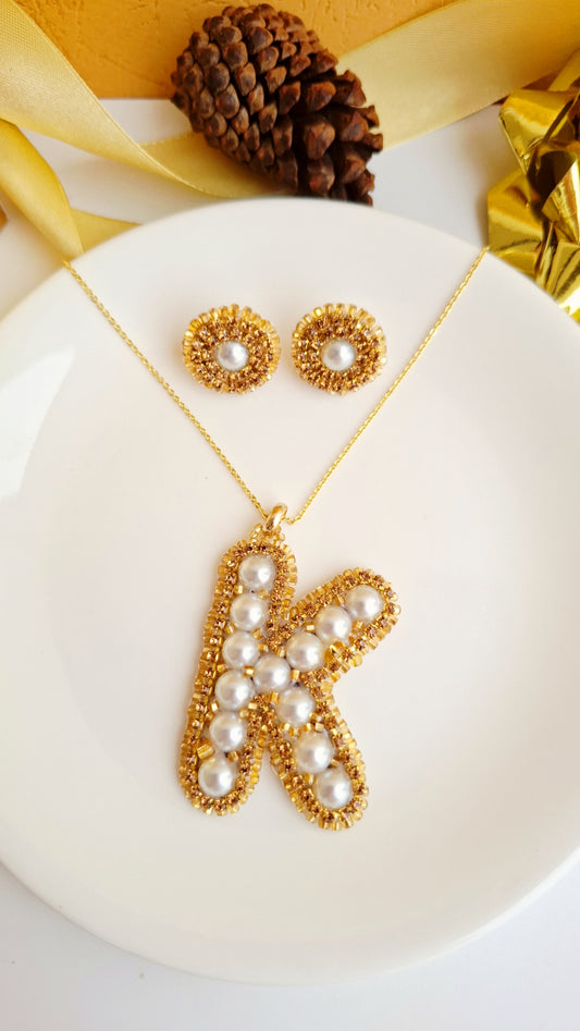 Juego de joyas personalizadas con inicial "K" de Pearls.