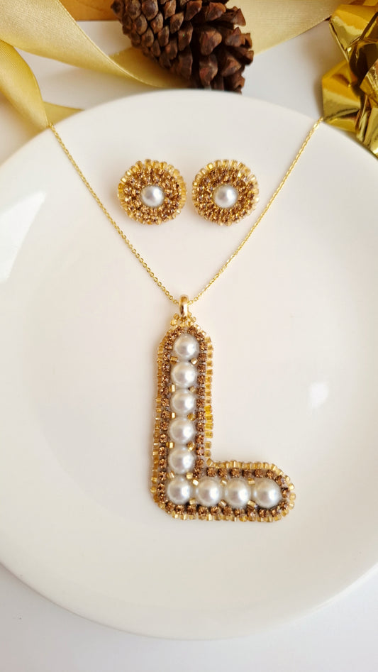 Juego de joyas personalizadas con inicial "L" de Pearls.
