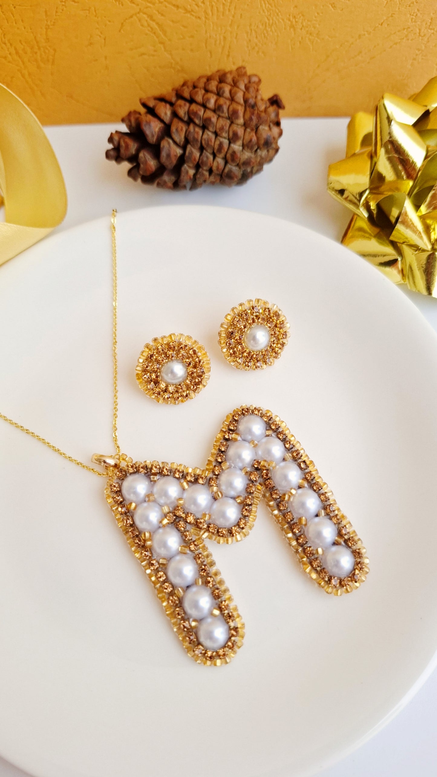 Conjunto de joyas personalizadas con inicial "M" de perlas
