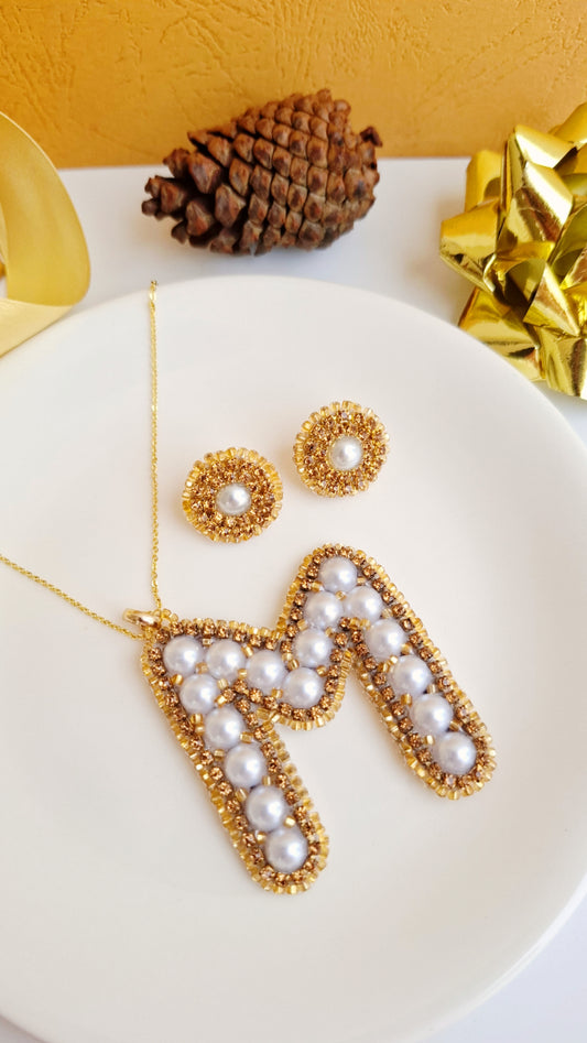 Conjunto de joyas personalizadas con inicial "M" de perlas