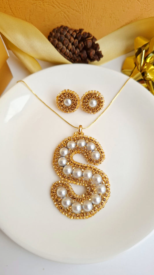 Juego de joyas personalizado con inicial "S" de Pearls.