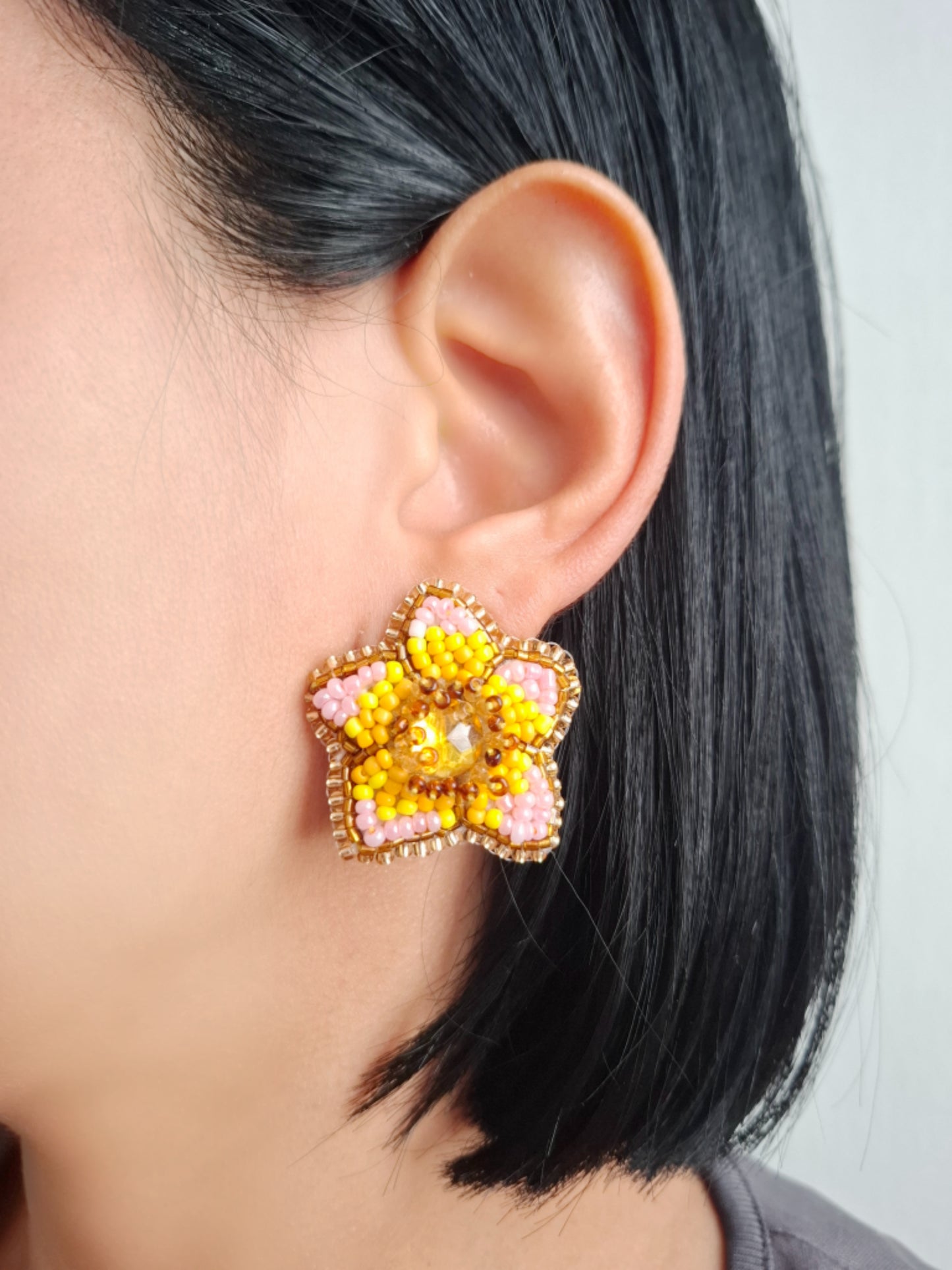 Pendientes de flores de zinnia