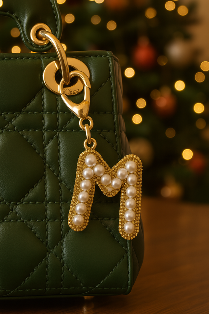 Abalorio para bolso personalizado con inicial "M" de Pearls.