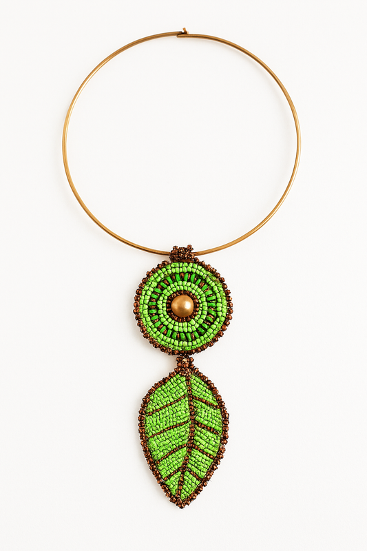 Collar de hojas verdes