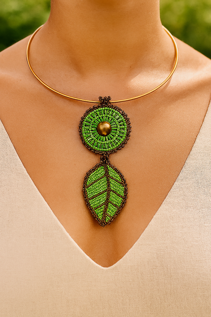 Collar de hojas verdes