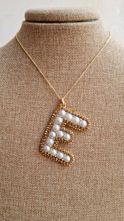 Juego de joyas personalizado con inicial "E" de Perlas