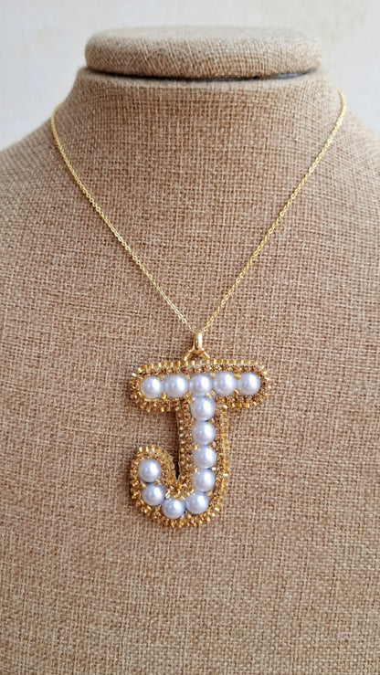 Collar con colgante de perlas "J" personalizado con inicial.