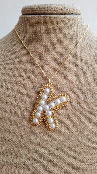 Collar con colgante de inicial "K" personalizado con perlas