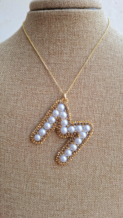 Collar con colgante de inicial personalizada "M" de Pearls.