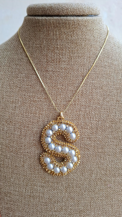 Collar con colgante de inicial personalizada "S" de Pearls.