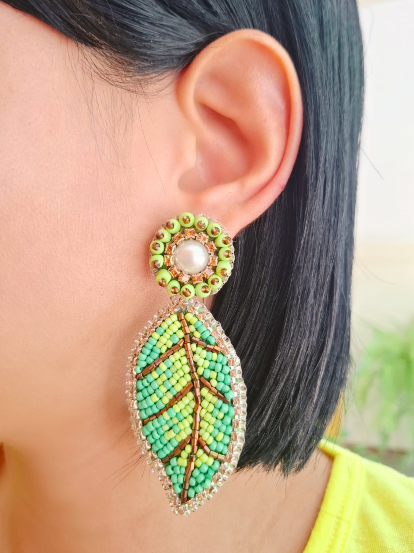 Pendientes de hojas verdes