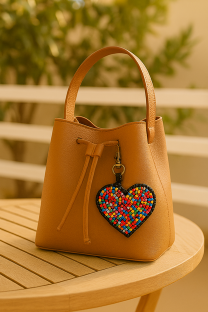 Charm para bolso con forma de corazón de confeti