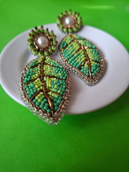 Pendientes de hojas verdes