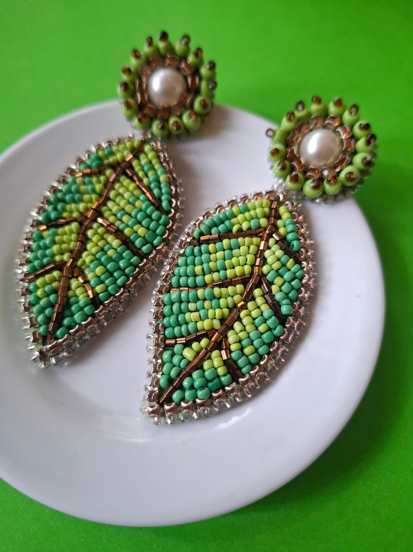 Pendientes de hojas verdes