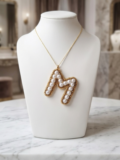 Collar con colgante de inicial personalizada "M" de Pearls.