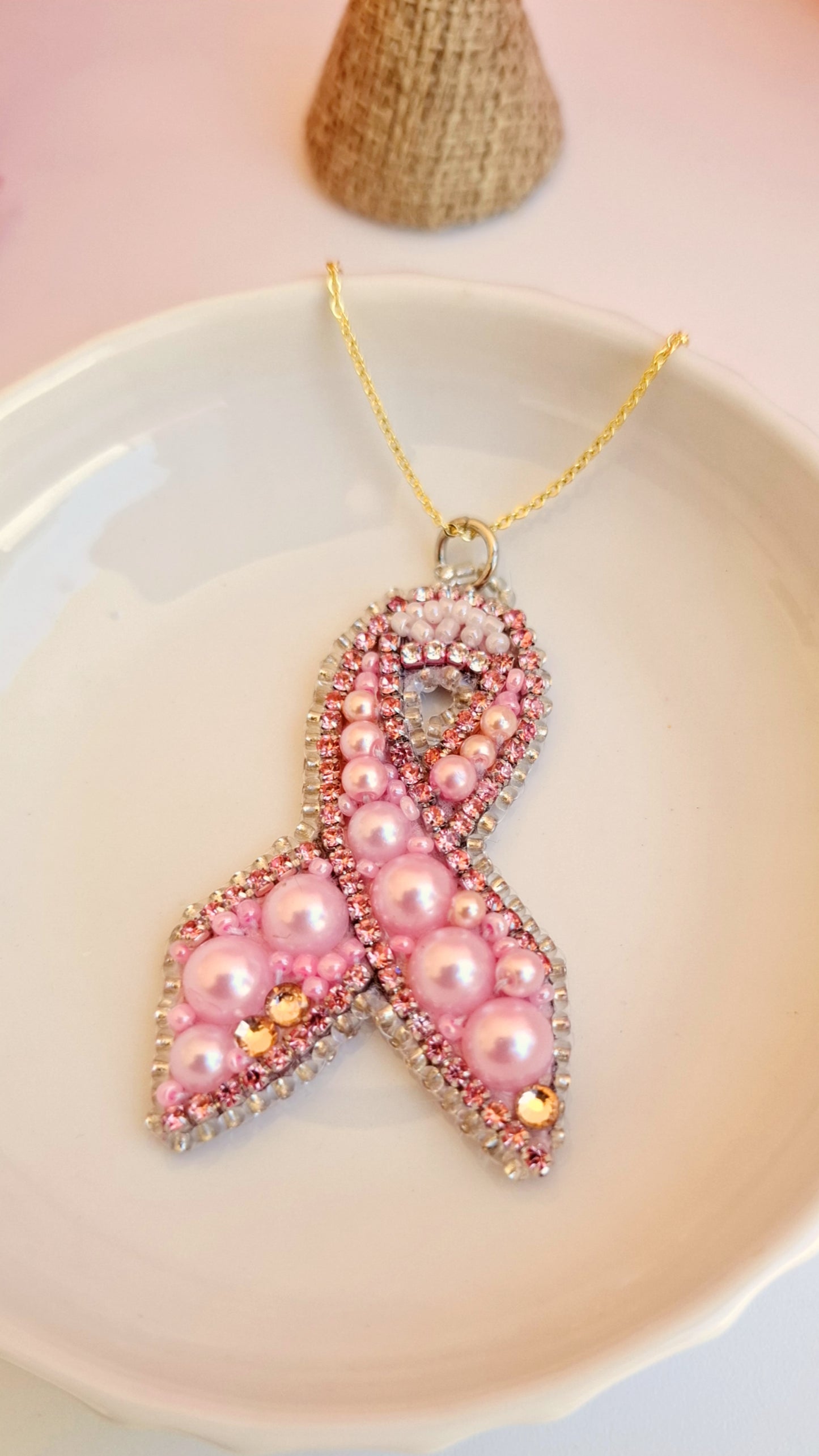 Collar con colgante de lazo rosa.