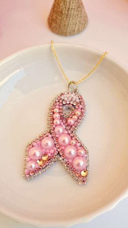Collar con colgante de lazo rosa.