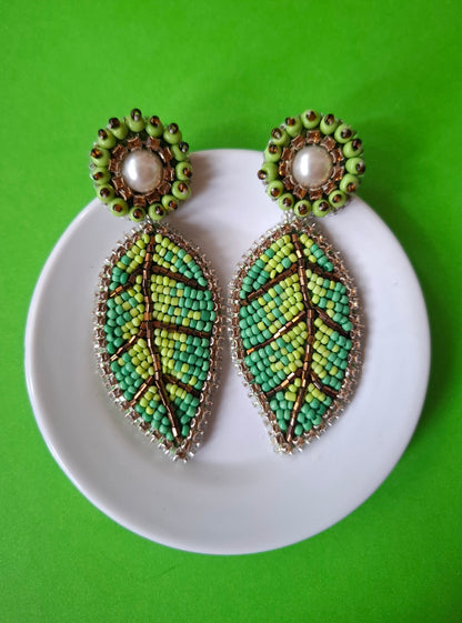 Pendientes de hojas verdes