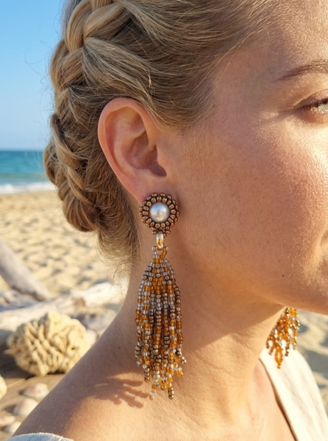 Pendientes de perlas estilo coral.